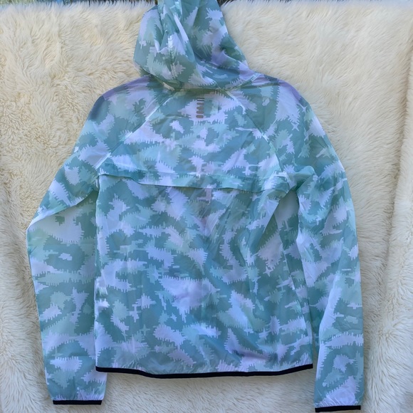 NWT Under Armour Run anywhere storm jacket - Picture 4 of 6